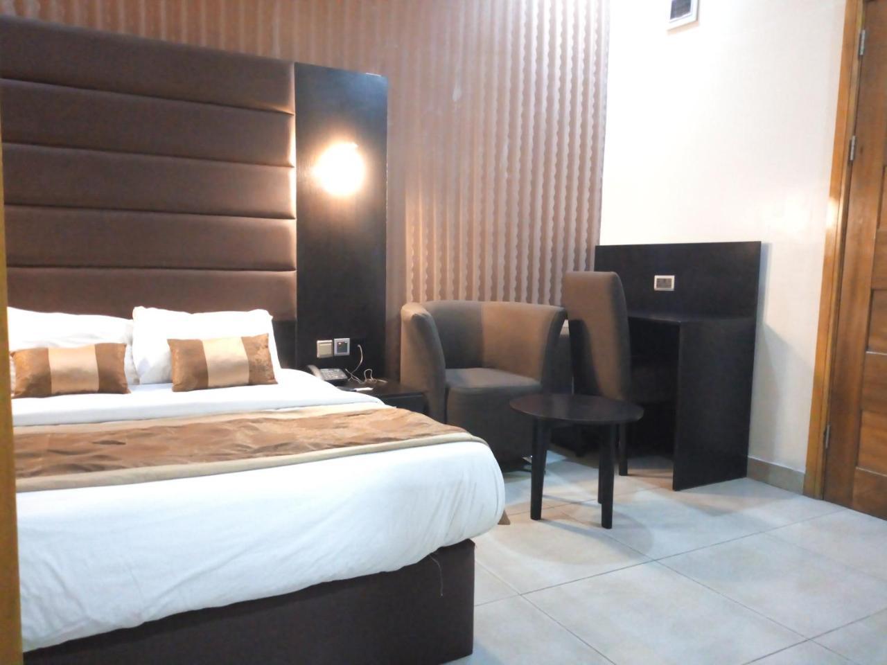 Bana Hotel & Suites Lagos Esterno foto