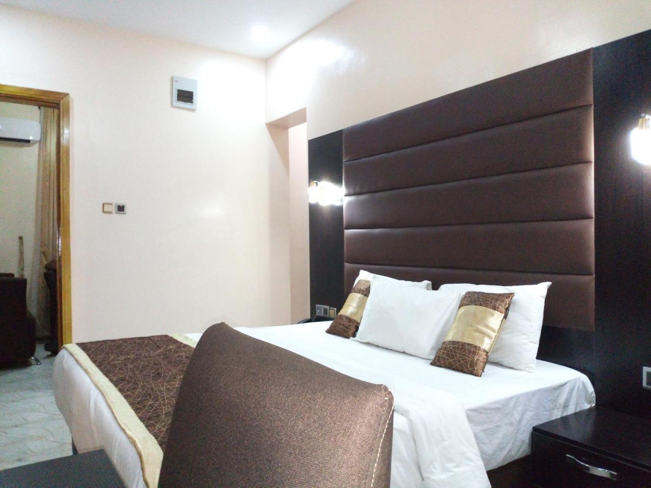 Bana Hotel & Suites Lagos Esterno foto