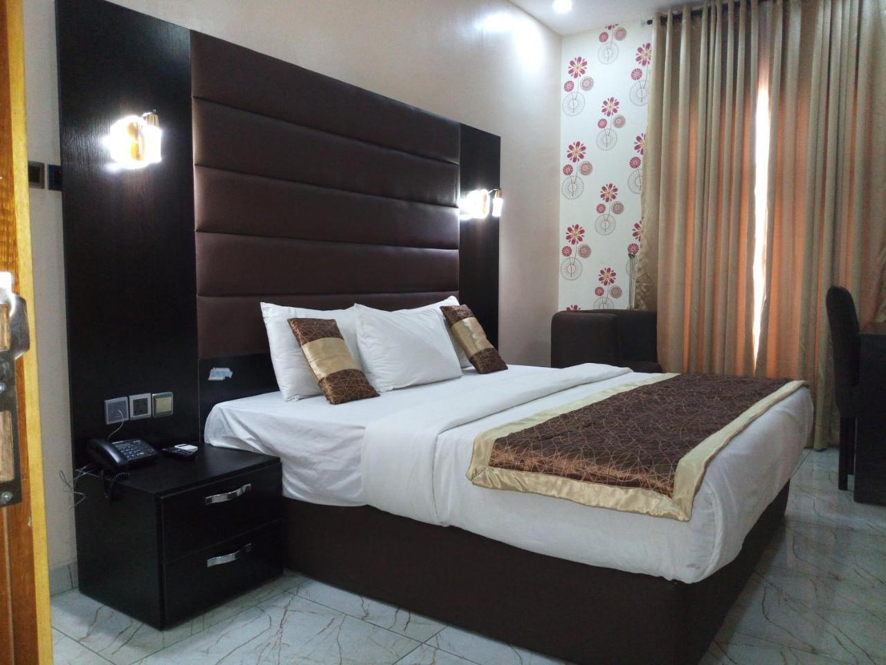 Bana Hotel & Suites Lagos Esterno foto