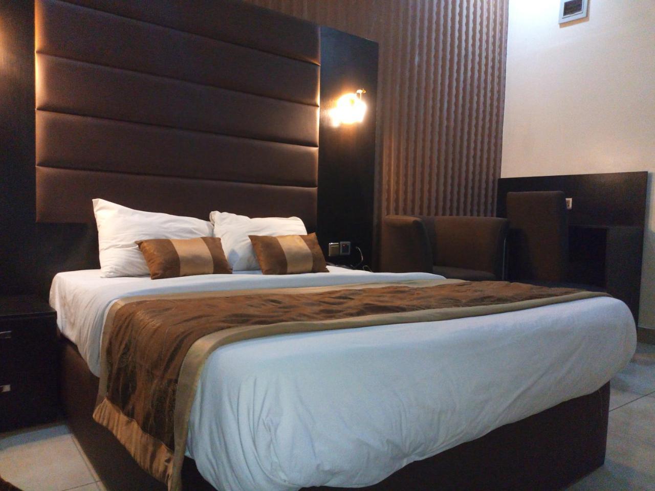 Bana Hotel & Suites Lagos Esterno foto