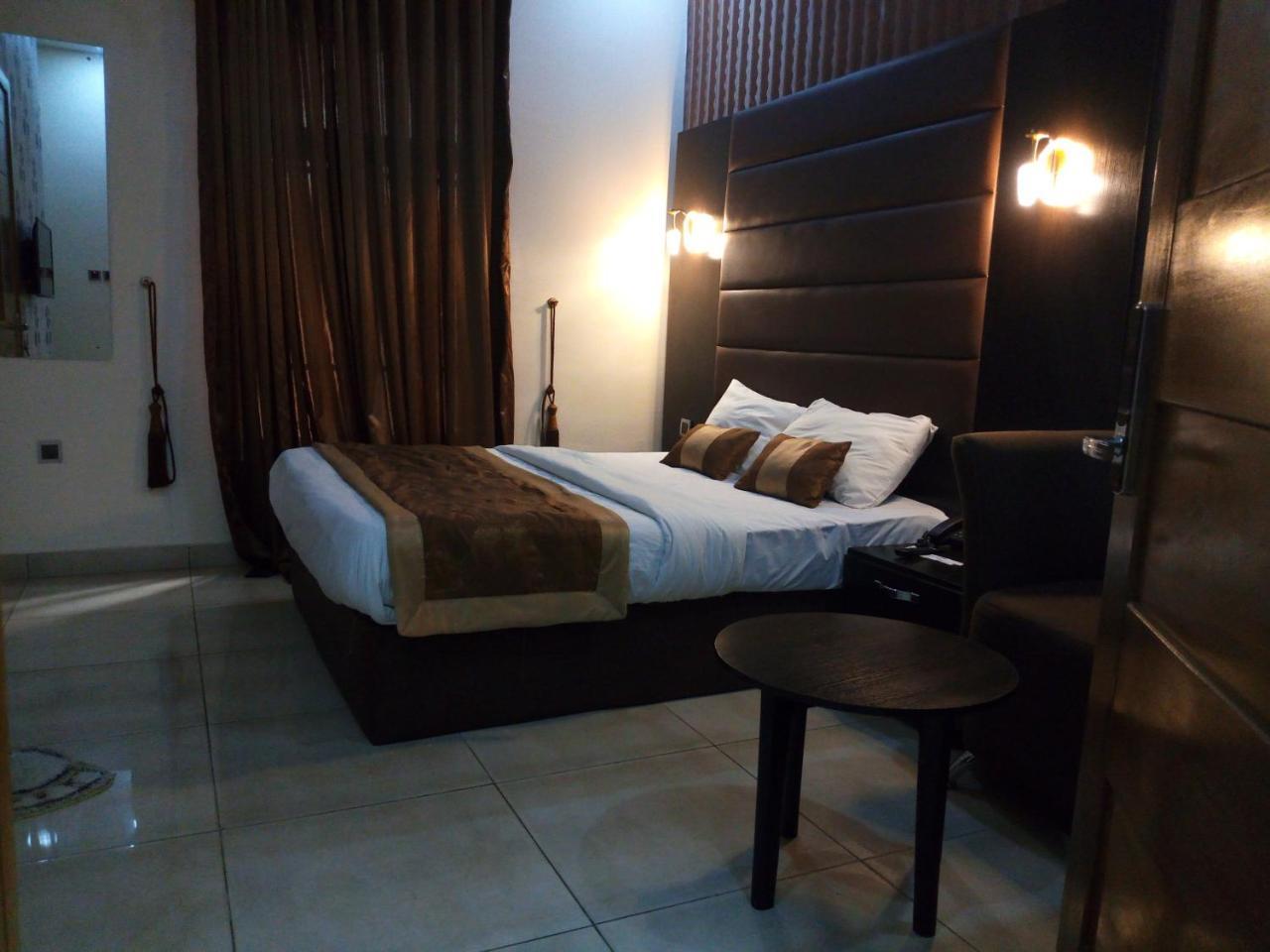 Bana Hotel & Suites Lagos Esterno foto