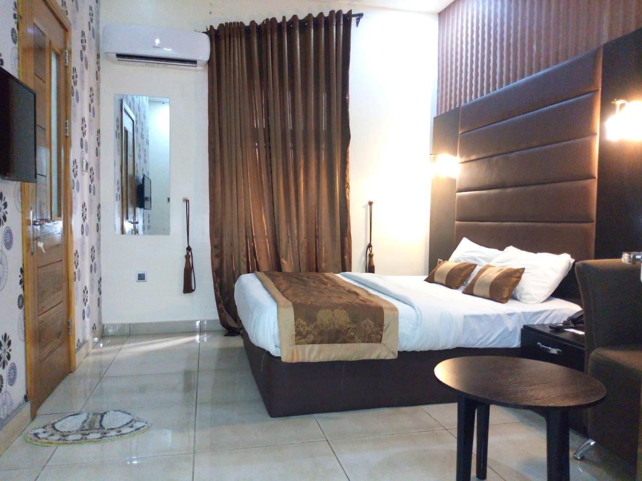 Bana Hotel & Suites Lagos Esterno foto