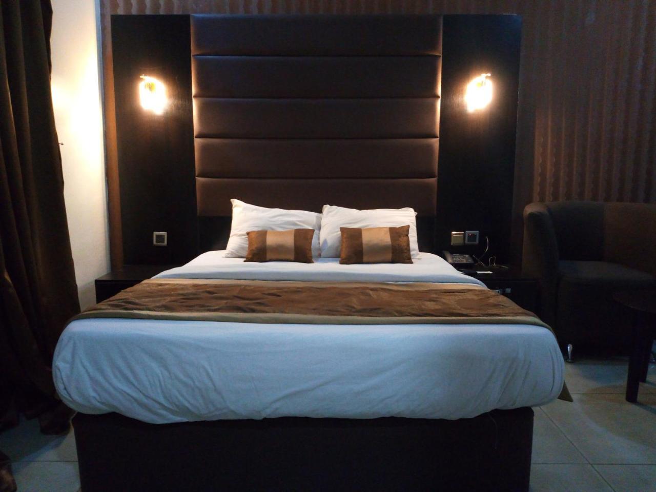 Bana Hotel & Suites Lagos Esterno foto