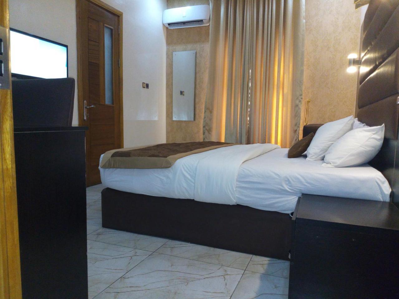 Bana Hotel & Suites Lagos Esterno foto