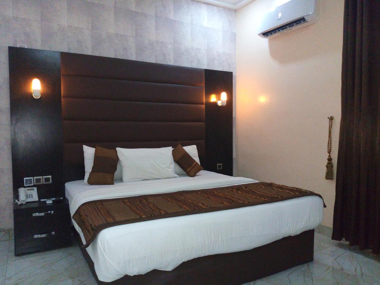 Bana Hotel & Suites Lagos Esterno foto