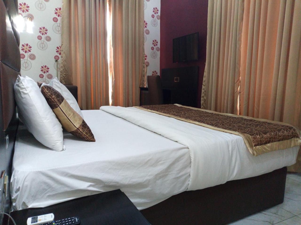 Bana Hotel & Suites Lagos Esterno foto