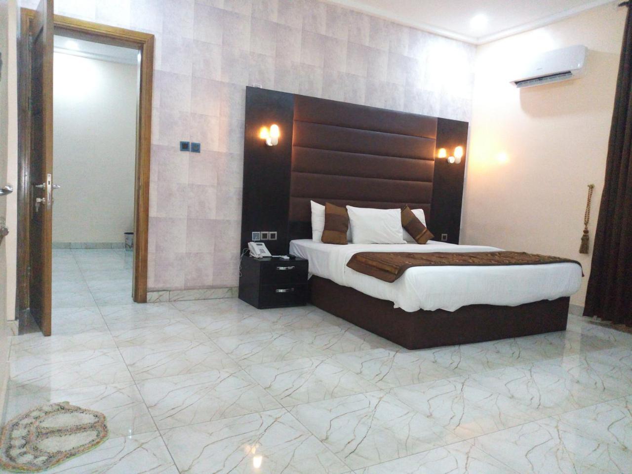 Bana Hotel & Suites Lagos Esterno foto