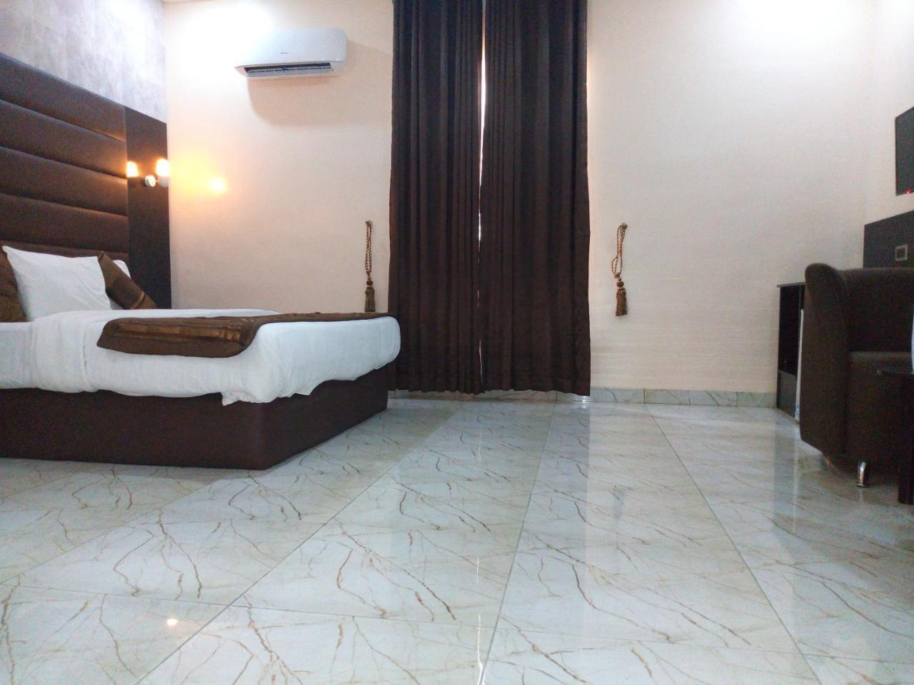 Bana Hotel & Suites Lagos Esterno foto